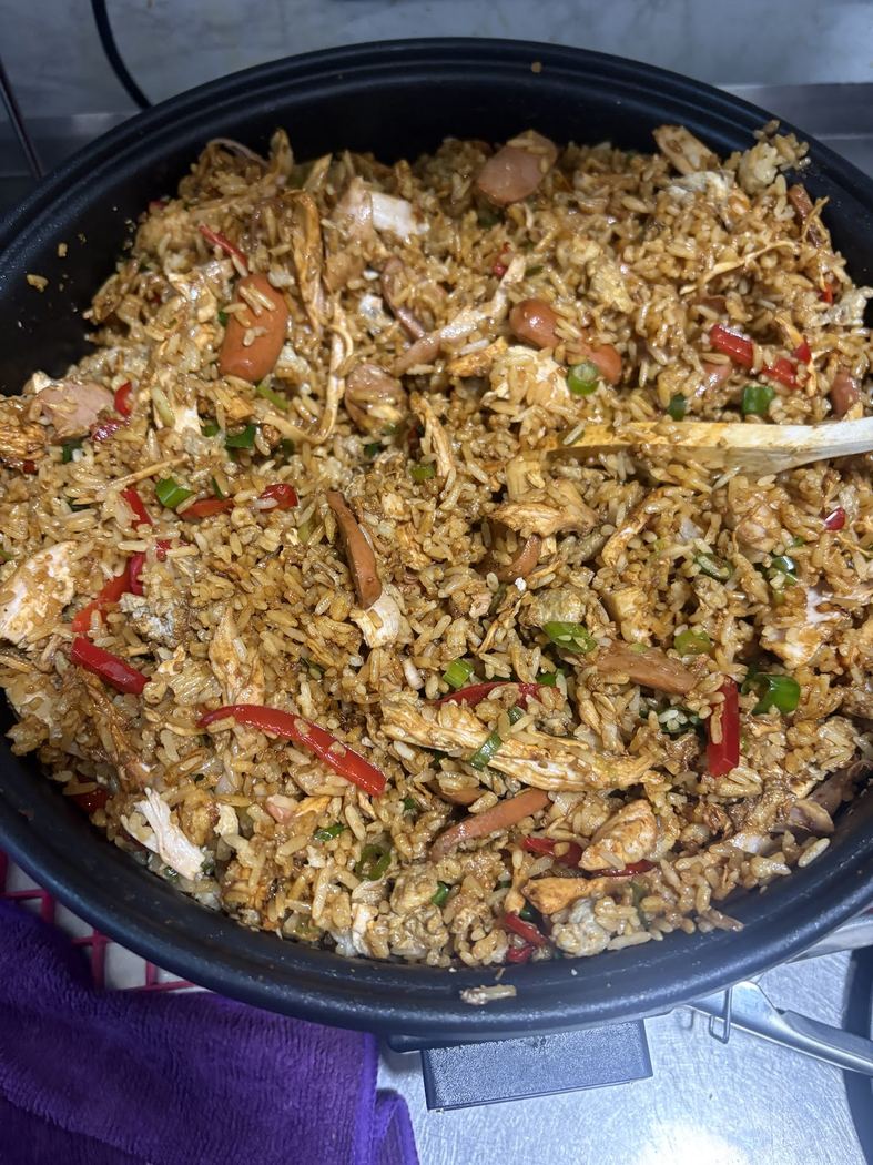 Arroz chaufa especial de la casa con pollo desmenuzado, salchicha y verduras