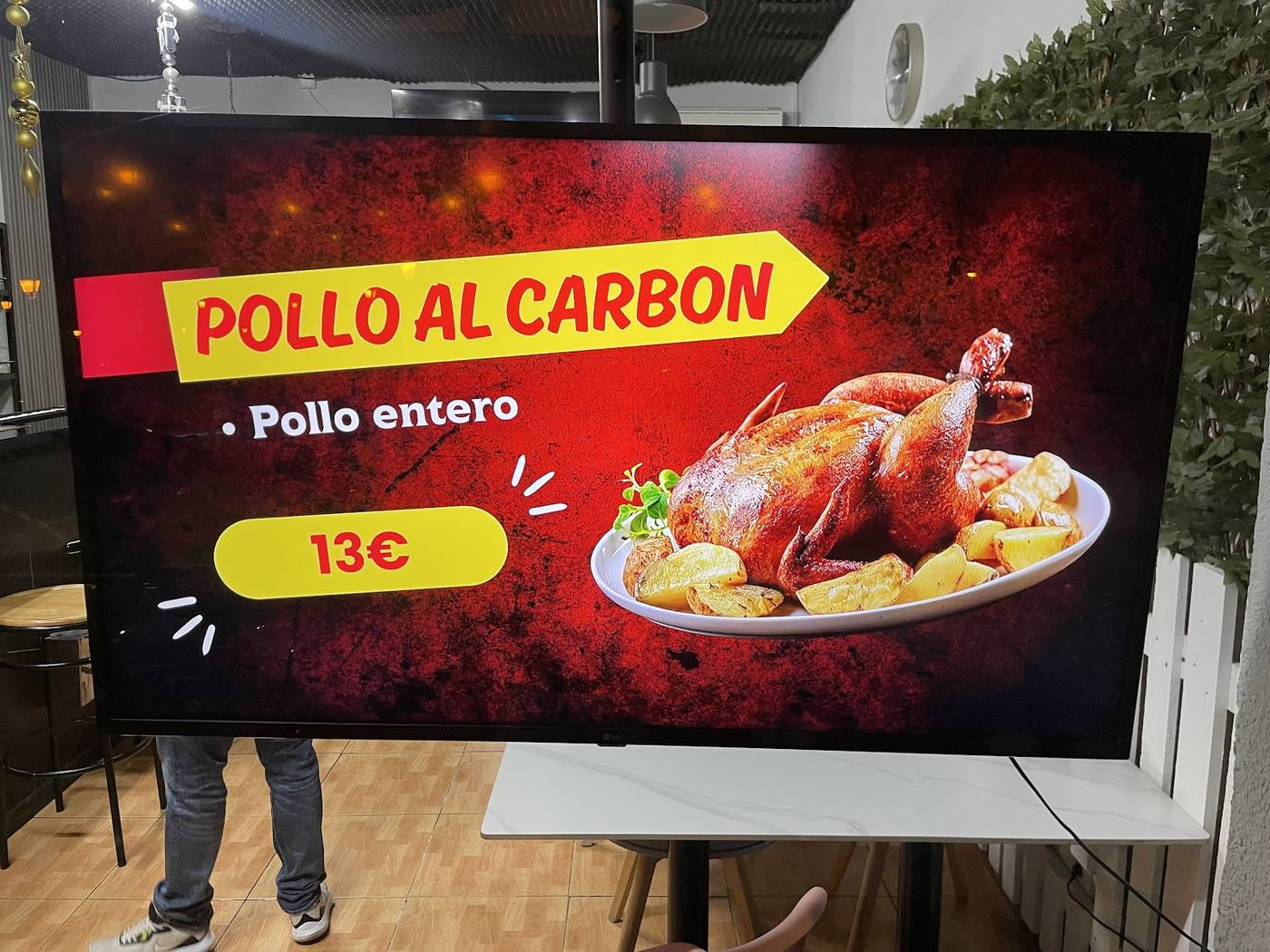 Pollo entero al carbón, jugoso y con sabor ahumado, servido con patatas rústicas